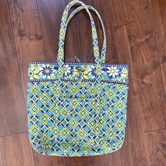 Vera Bradley Large Tote with lots of interior pockets - Picture 3 of 11